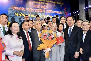 Secretary of the HCMC Party Committee, Nguyen Van Nen (2nd, R) and Chairwoman of the municipal People’s Council Nguyen Thi Le (L) attend the meeting with overseas Vietnamese on January 7. (Photo: SGGP)