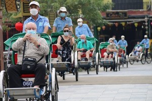 Foreign visitors visit Vietnam. (Illustrative photo: Saigon Investment)