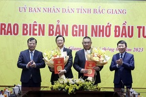 Leaders of Bac Giang province grant MoU on investment to representatives of Yadea Group and Tan Hung industrial park (Photo: VNA)
