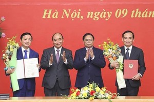 Appointment decisions handed over to new Deputy Prime Ministers Tran Hong Ha (1st, L) and Tran Luu Quang (1st, R). (Photo: VNA)
