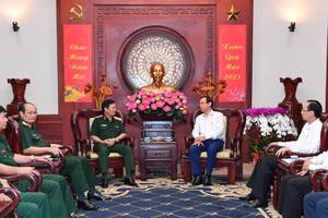 Secretary of the HCMC Party Committee Nguyen Van Nen (R) receives the delegation led by Lieutenant General Tran Hoai Trung Political Commissar of the Military Region 7 on January 9. (Photo: SGGP)