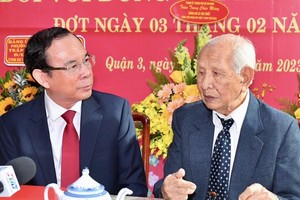 Secretary of the HCMC Party Committee Nguyen Van Nen (L) and Mr. Le Van Triet at the event (Photo: SGGP)