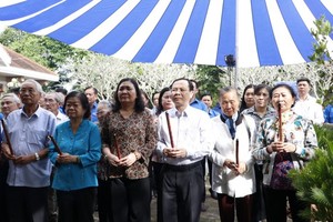 Vice Secretary of the HCMC Party Committee Nguyen Van Hieu (C) and delegates offer incense to commemorate heroic martyrs at the base of the Sai Gon – Gia Dinh Communist Party Regional Committee. (Photo: SGGP)