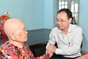 Vice Secretary of the HCMC Party Committee Nguyen Van Hieu visits Vietnamese Heroic Mother Huynh Thi Se. (Photo: SGGP)