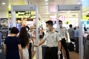 Noi Bai International Airport strengthens order and security and ensures traffic safety during the Tet holidays. (Photo: SGGP)