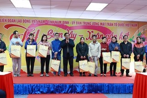 Prime Minister Pham Minh Chinh (centre) gives Tet gifts for workers in the northern province of Nam Dinh on January 15. (Photo: VNA)