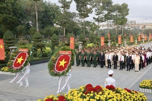 HCMC Party Committee Secretary Nguyen Van Nen leads a delegation of leaders of the City to visit Ho Chi Minh City Martyrs' Cemetery on January 18. (Photo: SGGP)