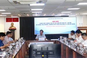 The conference on socioeconomic activities and pandemic prevention and control work in the city is chaired by Deputy Head of the city's Steering Committee for Covid-19 Prevention and Control Pham Duc Hai. (Photo: SGGP)