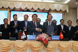  Chairman of the provincial People’s Committee Nguyen Van Ut (R) and Mayor of Yangsan city Na Dong-yeon (L) signed a Memorandum of Understanding on cooperation. (Photo: SGGP)
