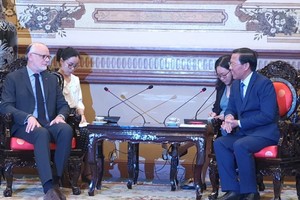 Chairman of the HCMC People’s Committee Phan Van Mai former French Prime Minister Edouarad Philipe, who is now Mayor of Le Havre city, on February 16. (Photo: hcmcpv.org.vn)