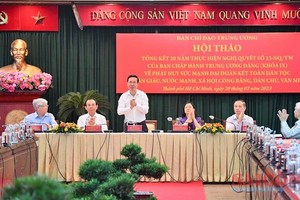 Permanent member of the Communist Party of Vietnam (CPV) Central Committee's Secretariat Vo Van Thuong (3rd, L) and Secretary of the HCMC Party Committee Nguyen Van Nen (2nd, L) attend the conference. (Photo: SGGP)