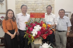 Vice Chairman of the HCMC People’s Committee Duong Anh Duc (2nd, L) visits Dr. Nguyen Tan Binh, former Director of HCMC Health Department (2nd, R). (Photo: SGGP)