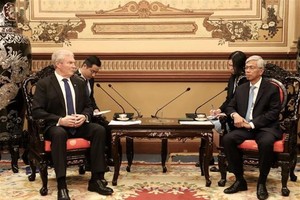 Vice Chairman of the HCMC People’s Committee Vo Van Hoan (R) and Nova Scotia’s Minister of Fisheries and Aquaculture Steve Craig (Source: VNA)