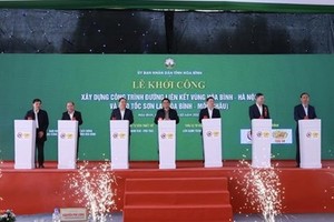 PM Pham Minh Chinh and delegates press the buttons to launch the construction of the expressway from Hoa Binh to Son La (Photo: VNA)