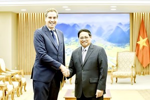 Prime Minister Pham Minh Chinh (R) receives French Minister for Foreign Trade, Attractiveness and French Nationals Abroad Olivier Becht (Photo: SGGP)