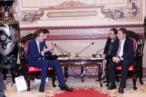 Vice Chairman of the municipal People’s Committee Duong Anh Duc (R) hosts French Minister Delegate for Foreign Trade, Economic Attractiveness and French Nationals Abroad Olivier Becht. (Photo: VNA)