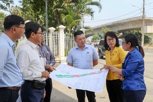 A supervision delegation of the HCMC People’s Council monitors public investment projects in Thu Duc City on March 2. (Photo: SGGP)