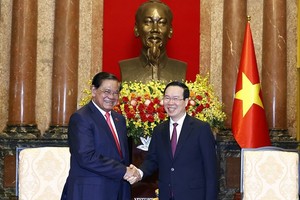 President Vo Van Thuong (R) welcomes Cambodian Deputy Prime Minister and Minister of Interior Samdech Krolahom Sar Kheng on March 4. (Photo: VNA)