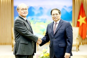 Prime Minister Pham Minh Chinh (R) receives Secretary-General of Japan's National Security Secretariat Akiba Takeo in Hanoi on March 6. (Photo: SGGP)