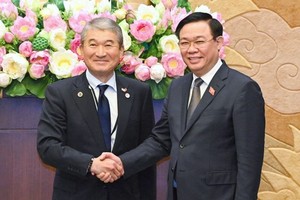 National Assembly Chairman Vuong Dinh Hue (R) receives Mr. Ichikawa Hide, Senior Advisor of Resonac Holdings, Co-Chairman of Japan-Vietnam Economic Committee, Head of the delegation. (Photo: SGGP)