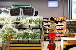A customer at a WINCOMMERCE shopping mall (Photo: VNA)
