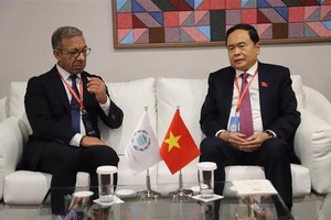 NA Permanent Vice Chairman Tran Thanh Man (R) meets with IPU President Duarte Pacheco on the sidelines of the 146th IPU Assembly in Bahrain. (Photo: VNA)