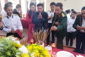 Members of the Veterans Liaison Board of HQ 604 offer incense to commemorate naval officers and soldiers who laid down their lives in the Gac Ma battle. (Photo: SGGP)