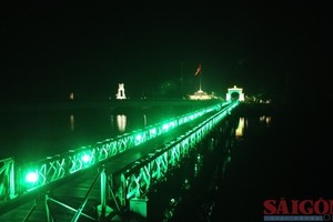 Hien Luong bridge in Quang Tri turning green to mark Ireland's St. Patrick’s Day (Photo: SGGP)