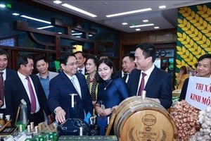 PM Pham Minh Chinh visits an OCOP stall (Photo: VNA)