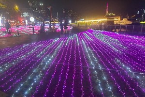 Bach Dang Wharf Park on Ton Duc Thang Street in HCMC's District 1 is brightened up with LED decorative lights, marking the 50th anniversary of Vietnam – Japan diplomatic ties. (Photo: SGGP)