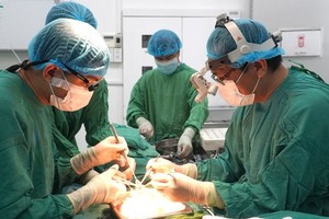 A kidney transplant conducted by doctors of Cho Ray Hospital in February 2023 (Photo: SGGP)