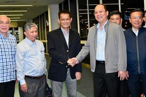 Ambassador of Vietnam to Argentina Duong Quoc Thanh (3rd, L) receives Vice Secretary of the HCMC Party Committee Nguyen Ho Hai (2nd, R) and HCMC officials. (Photo: SGGP)