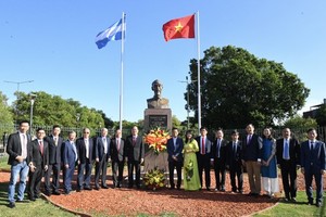The HCMC high-ranking delegation offer flowers at the President Ho Chi Minh Monument in Buenos Aires on March 21. (Photo: SGGP)