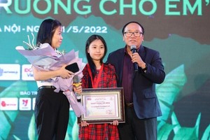 guyen Vu An Bang, 9, a 4th grader of the Quynh Loi Primary School in Hanoi is honored with the 3th De Men (Cricket) Arts Awards for Children 2022. (Photo: SGGP)