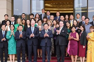 Vietnamese National Assembly (NA) Chairman Vuong Dinh Hue receives a delegation of over 40 businesses from the US-ASEAN Business Council (USABC) in Hanoi on March 23. (Photo: SGGP)