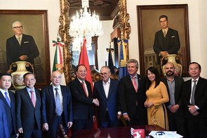 Vice Secretary of the HCMC Party Committee Nguyen Ho Hai and the municipal high-ranking delegation have a working session with Mr. Enrique Ibarra Pedroza, Mayor of Guadalajara city in Mexico’s Jalisco state on March 24. (Photo: SGGP)