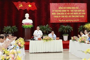 NA Chairman Vuong Dinh Hue speaks at the event (Photo: VNA)