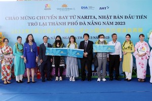 Vietnam Airlines offers three pairs of round-trip tickets on the Narita- Da Nang route to visitors on the first direct flight from Narita. (Photo: SGGP)