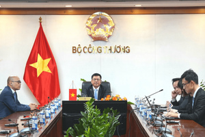 Minister of Industry and Trade Nguyen Hong Dien and the Vietnamese delegation at the meeting. (Photo: MoIT)