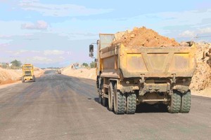 Binh Thuan Province allows contractors to continuously exploit four land mines to serve the Vinh Hao - Phan Thiet expressway construction project. (Photo: SGGP)