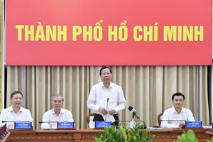 Chairman of the HCMC People’s Committee Phan Van Mai speaks at the meeting. (Photo: SGGP)