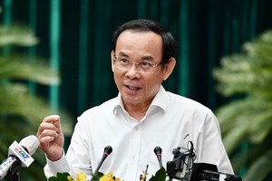 Secretary of the HCMC Party Committee Nguyen Van Nen speaks at the meeting. (Photo: SGGP)