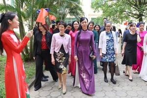 Phan Thi Thanh Tam (R), spouse of President Vo Van Thuong, and Linda Hurley, spouse of Australian Governor-General David Hurley, visit the Vietnam National Academy of Music in Hanoi on April 4. (Photo: SGGP)