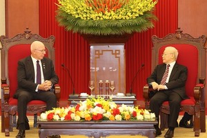 Party General Secretary Nguyen Phu Trong (R) and visiting Australian Governor-General David Hurley (Photo: VNA)
