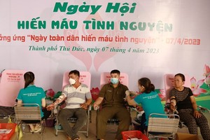 Residents in HCMC donate blood at the program held in Thu Duc city on April 7. (Photo: VNA)