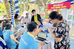 Visitors learn about tourism products at the festival. (Photo: SGGP)