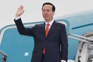 President Vo Van Thuong leaves Hanoi for an official visit to Laos on April 10 morning. (Photo: VNA)