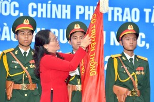 Chairwoman of the HCMC People’s Council Nguyen Thi Le presents the State President’s Third-class Independence Medal to the Party, government and people of Cu Chi District on April 11. (Photo: SGGP)
