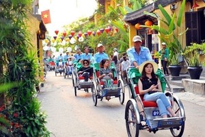 Tourists visit Hoi An ancient town (Photo: VNA)