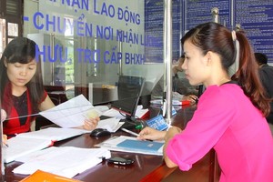 People carry out social insurance procedures at an insurance agency in HCMC. (Photo: SGGP)